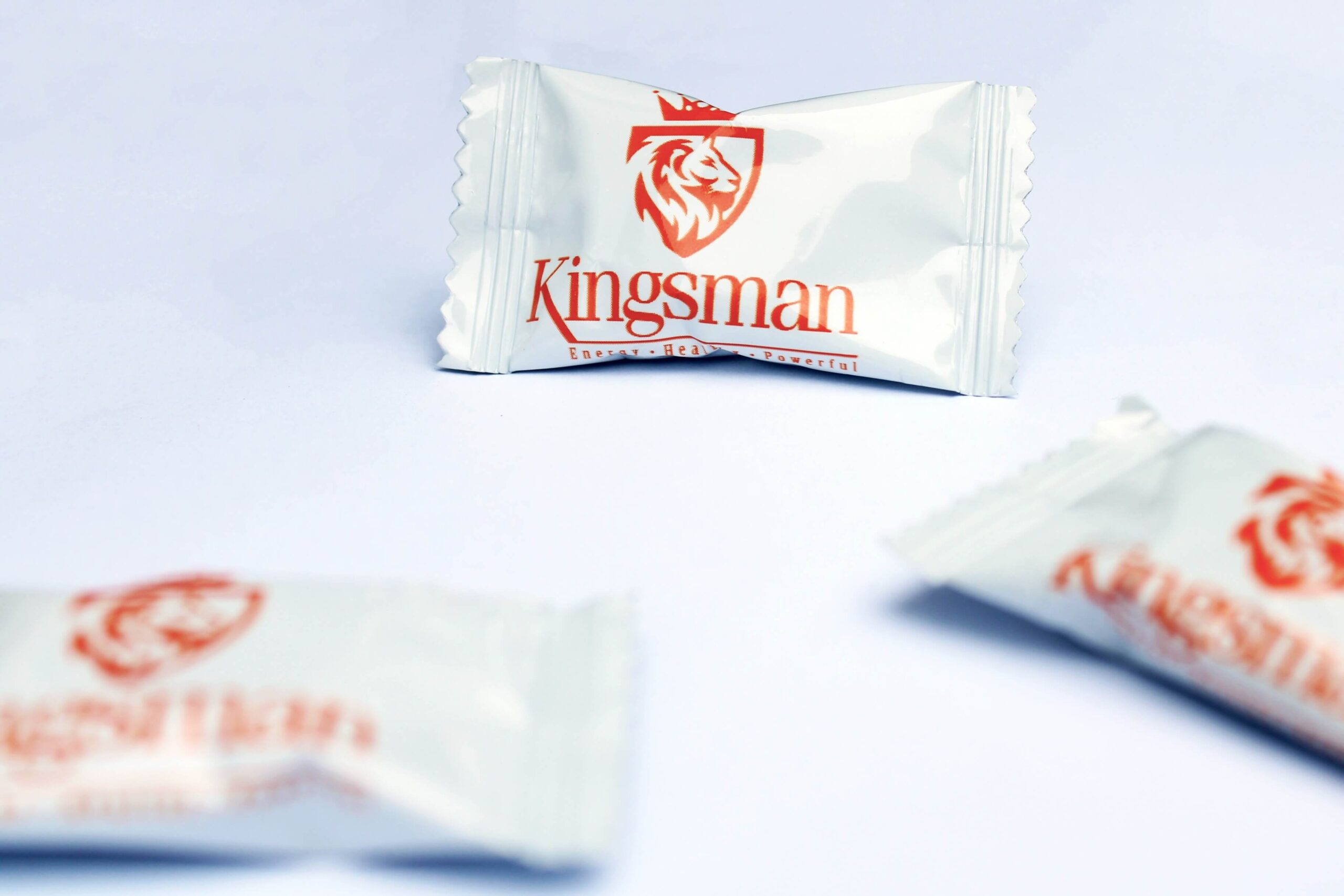 Kingsman bonbons fond blanc 3 1 scaled